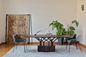 Il tavolo da pranzo e le sedie di legno hanno messo la mobilia moderna della sala da pranzo