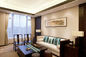 La mobilia cinque stelle moderna della camera da letto dell'hotel fissa la progettazione commerciale di modo di uso