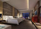 La mobilia moderna elegante della camera da letto dell'hotel della stella mette per la stanza ospite/dell'appartamento